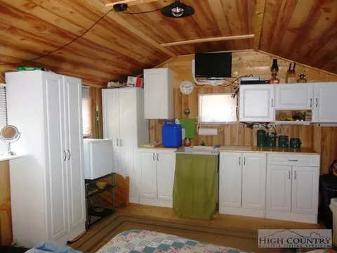 295 Pine Mountain Rd, Independence, VA 24348 photo 3
