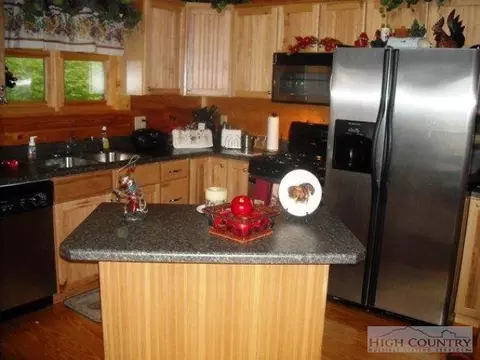 132 Ladybug Ln, Sparta, NC 28675 photo 2