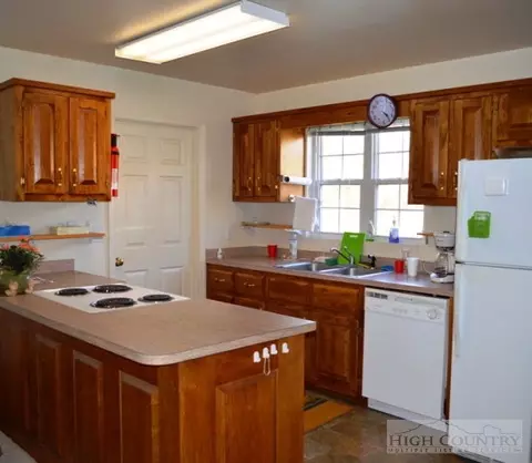 116 Moore St, Independence, VA 24348 photo 2