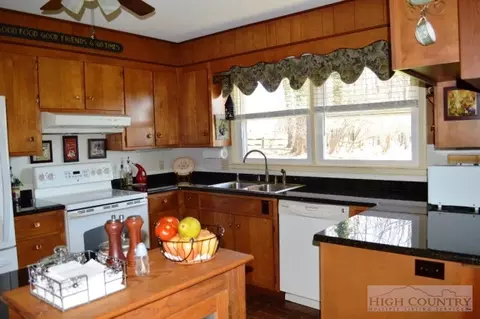 73 Darr St, Sparta, NC 28675 photo 5