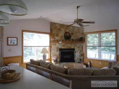 105 Meadowview Cir, Beech Mountain, NC 28604 photo 1