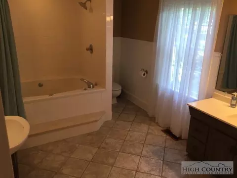 117 Thomas St, Jefferson, NC 28640 photo 3