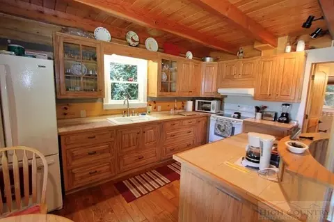 261 Lakeview Dr, Deep Gap, NC 28618 photo 3