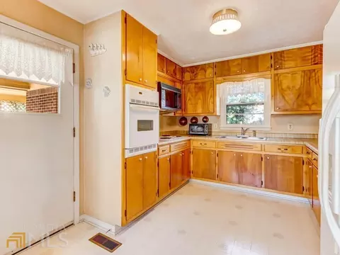 228 E Wright St, Winder, GA 30680 photo 14