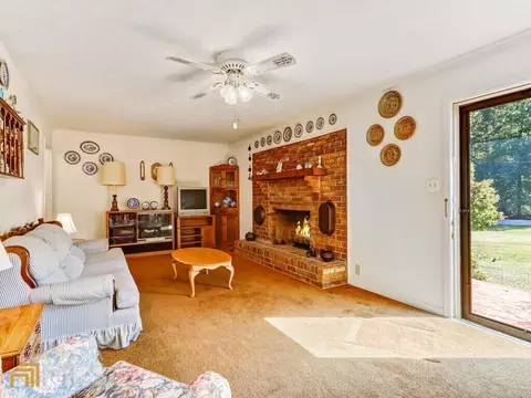 228 E Wright St, Winder, GA 30680 photo 6