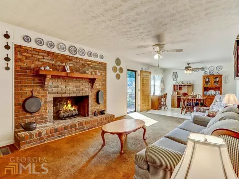 228 E Wright St, Winder, GA 30680 photo 9