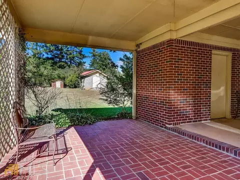228 E Wright St, Winder, GA 30680 photo 4