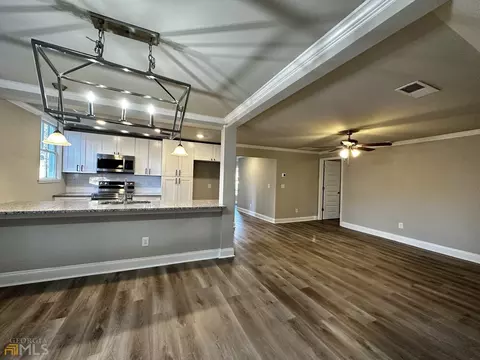 305 E Broad St, Winder, GA 30680 photo 11