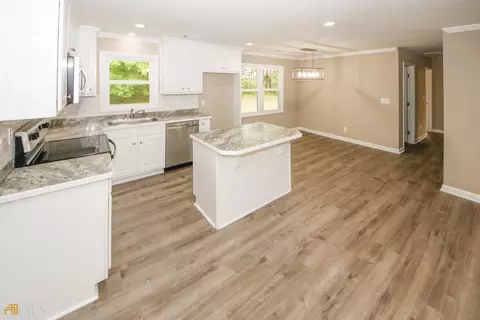 198 E Wright St, Winder, GA 30680 photo 9