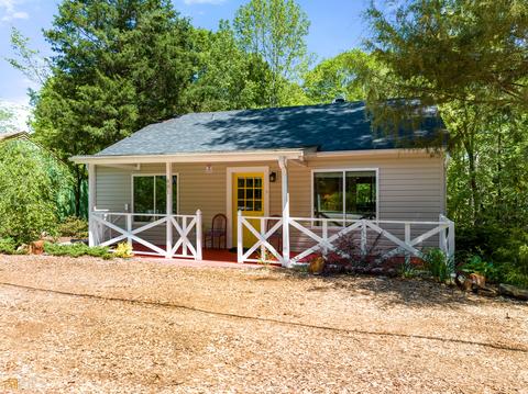 881 E Doyle St, Toccoa, GA 30577 photo 1