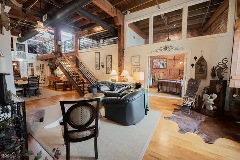 271 W Washington St #220, Madison, GA 30650
