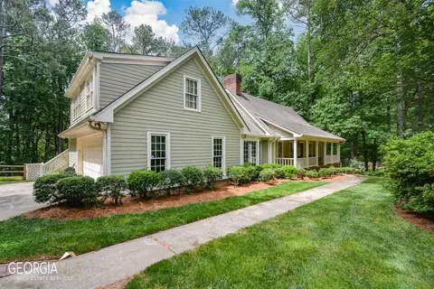 255 Oak Leaf Cir, Roswell, GA 30075