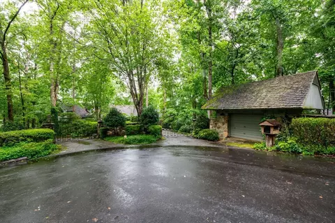 6117 Blackberry Ln, Buford, GA 30518
