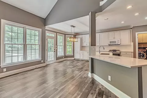 730 Riverside Dr, Suwanee, GA 30024 photo 9
