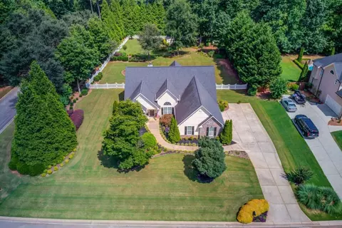 293 Prestwick Dr, Hoschton, GA 30548
