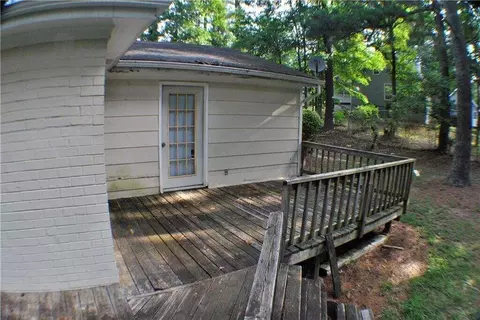 528 Springlake Rd, Lawrenceville, GA 30045