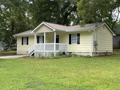 30 Tuxedo Ave, Newnan, GA 30263