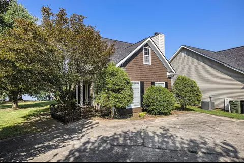 102 Turtle Pointe Dr, Carrollton, GA 30116