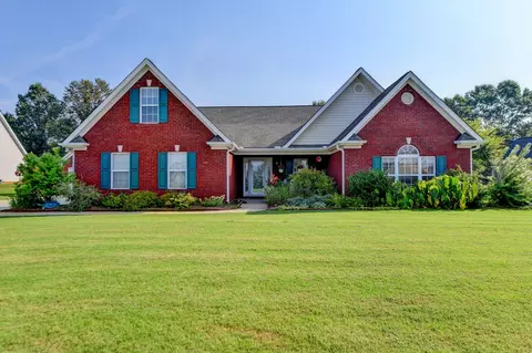 1422 Shiloh Oak Dr, Loganville, GA 30052