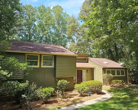 768 Post Road Ln, Stone Mountain, GA 30088