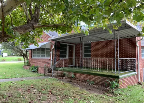 1013 W Currahee St, Toccoa, GA 30577