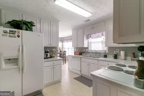 215 Avonlea Dr, Covington, GA 30016 photo 5