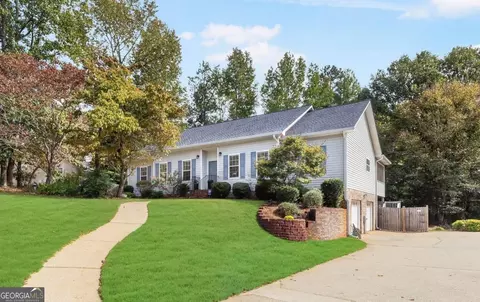 9536 Lakeview Ct, Douglasville, GA 30135