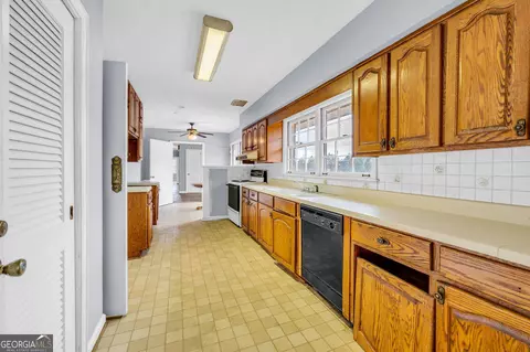Kitchen - 3590 Highway 198, Carnesville, GA 30521 photo 3 of 3