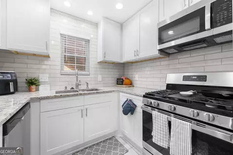 5600 Kingsport Dr, Sandy Springs, GA 30342