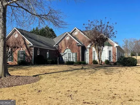 917 Cruce Lake Dr, Hoschton, GA 30548