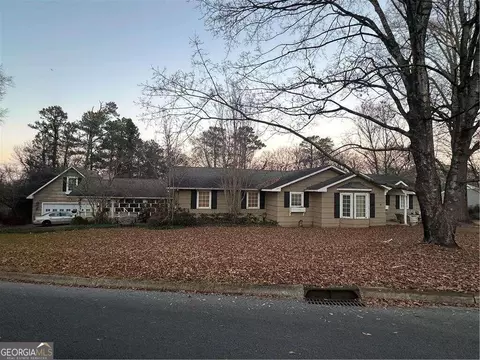 114 Hillcrest Dr, Calhoun, GA 30701