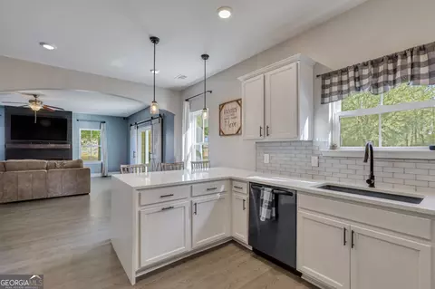 Kitchen - 127 Taylor Dr, Guyton, GA 31312 photo 6 of 7