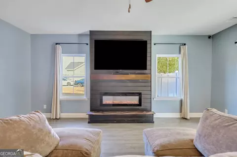 Living - 127 Taylor Dr, Guyton, GA 31312 photo 2 of 5