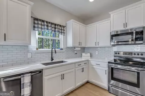 Kitchen - 127 Taylor Dr, Guyton, GA 31312 photo 2 of 7