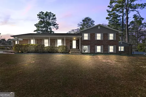 302 W Lakeshore Dr, Carrollton, GA 30117