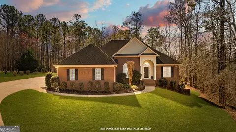 Exterior - 122 Riverbluff Dr, Lagrange, GA 30240 photo 2 of 15