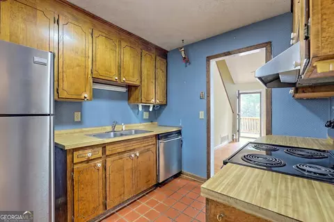 Kitchen - 273 Chenocetah Ct, Cornelia, GA 30531 photo 4 of 5