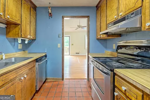 Kitchen - 273 Chenocetah Ct, Cornelia, GA 30531 photo 3 of 5
