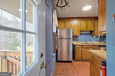 Kitchen - 273 Chenocetah Ct, Cornelia, GA 30531 photo 5 of 5