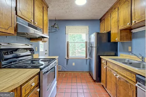 Kitchen - 273 Chenocetah Ct, Cornelia, GA 30531 photo 2 of 5