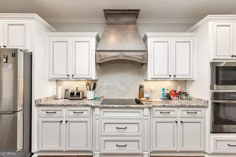 Kitchen - 222 Perth Ct, Warner Robins, GA 31088 photo 7 of 9