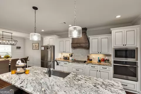 Kitchen - 222 Perth Ct, Warner Robins, GA 31088 photo 3 of 9