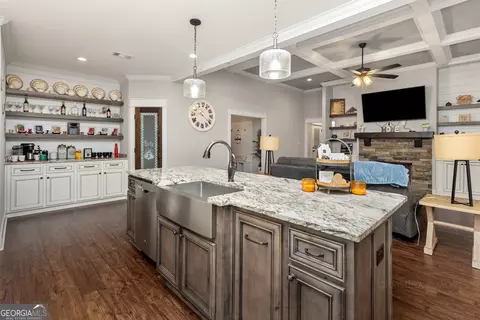 Kitchen - 222 Perth Ct, Warner Robins, GA 31088 photo 6 of 9