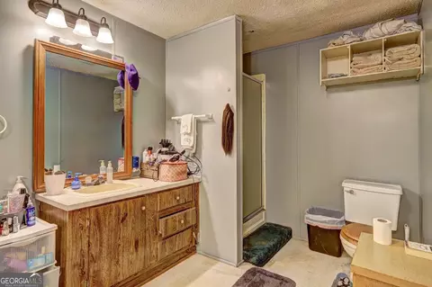 Bath - 310 Bottoms Rd, Barnesville, GA 30204 photo 2 of 4