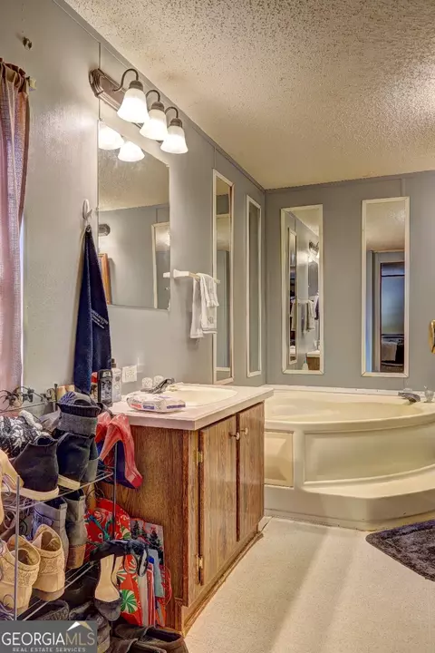 Bath - 310 Bottoms Rd, Barnesville, GA 30204 photo 3 of 4