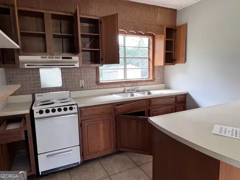 Kitchen - 738 Arrowhead Rd, Dublin, GA 31021 photo 3 of 4