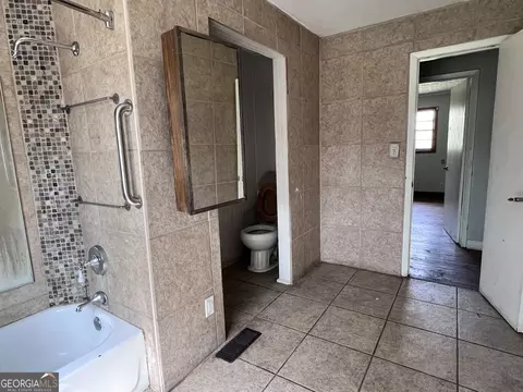 Bath - 738 Arrowhead Rd, Dublin, GA 31021 photo 2 of 3