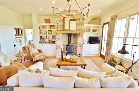 Living - 1340 Wrights Mill Rd, Commerce, GA 30530 photo 3 of 9