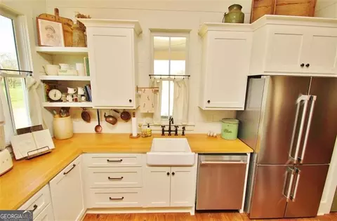 Kitchen - 1340 Wrights Mill Rd, Commerce, GA 30530 photo 5 of 12