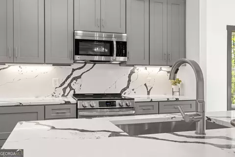 Kitchen - 114 Planters Pointe Ct, Baldwin, GA 30511 photo 10 of 11